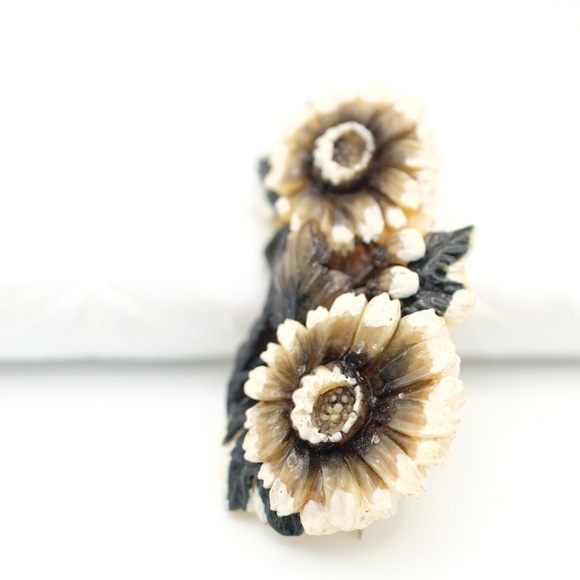 Super Sweet Flower Brooch - Picture 5 of 6